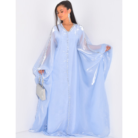 Set aus Kleid und irisierendem Schleier mit Schmuck vorne.