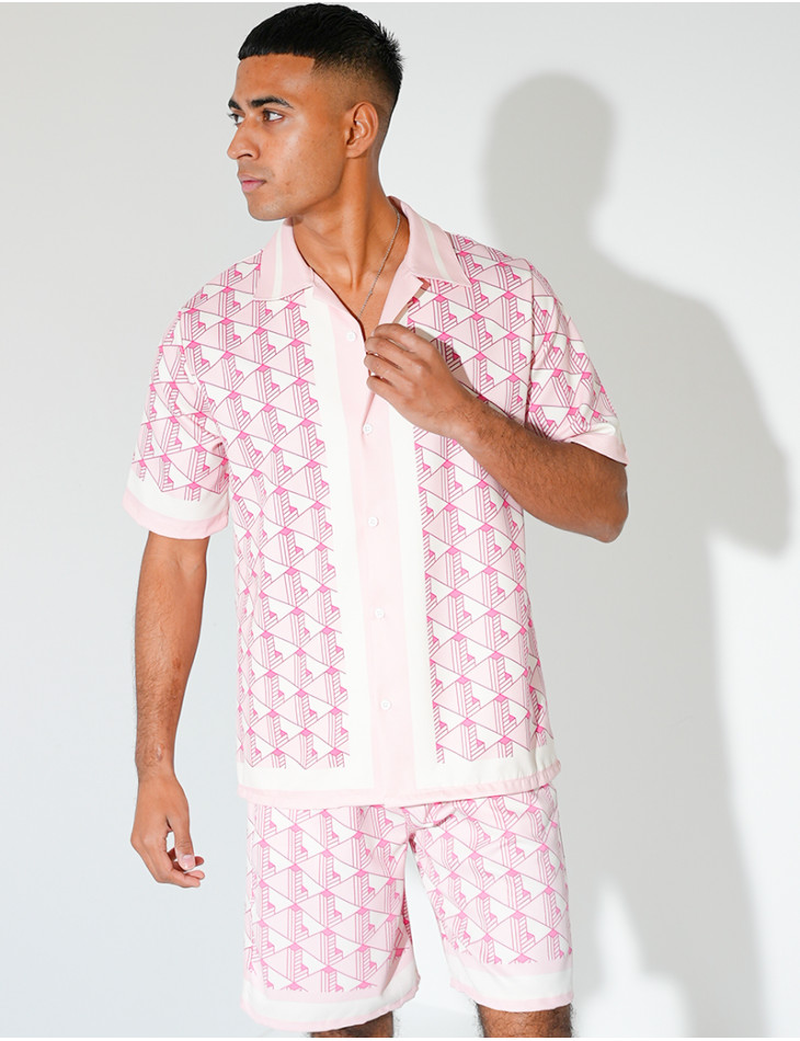 Ensemble short et chemise à motifs géométriques