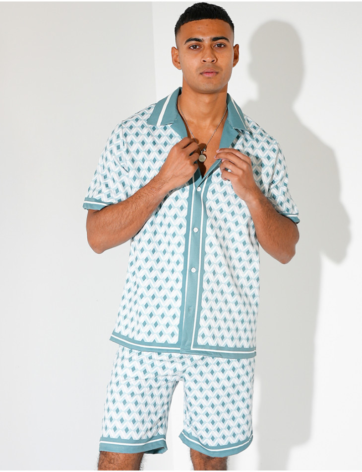 Ensemble short et chemise à motifs géométriques