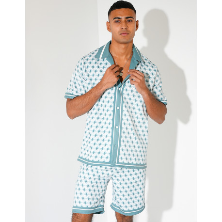 Ensemble short et chemise à motifs géométriques