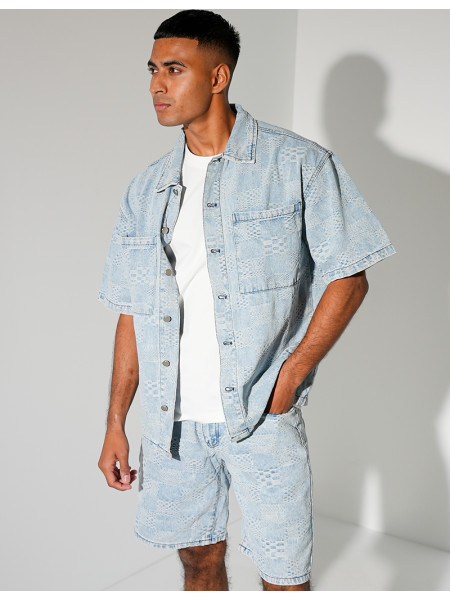 Ensemble en jeans short et chemise à damier