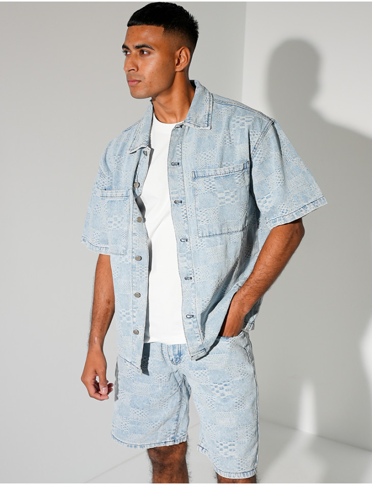 Ensemble en jeans short et chemise à damier