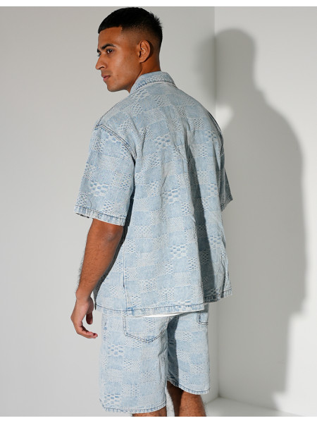 Ensemble en jeans short et chemise à damier