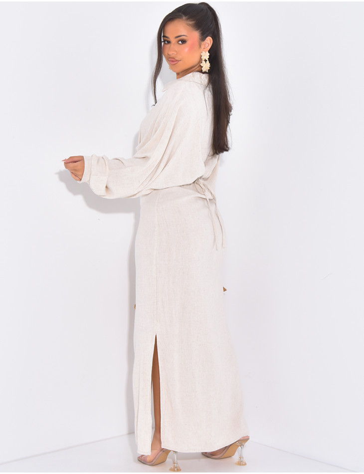 Tailliertes Hemdblusenkleid aus Leinen, das im Rücken gebunden wird.