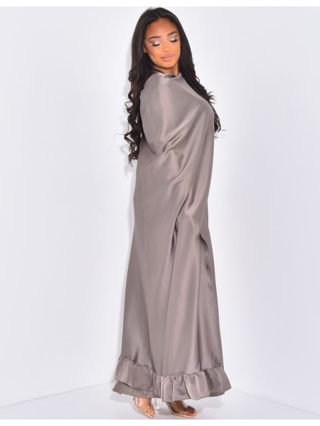 Set aus Satin-Kleid und asymmetrischem Volant-Umhang.