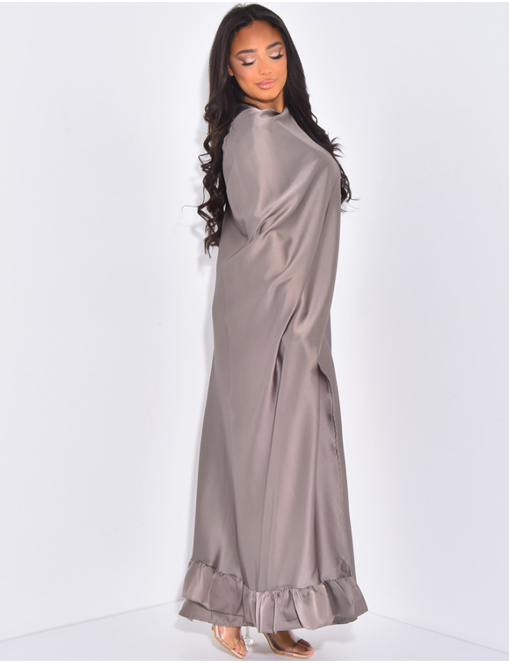 Set aus Satin-Kleid und asymmetrischem Volant-Umhang.