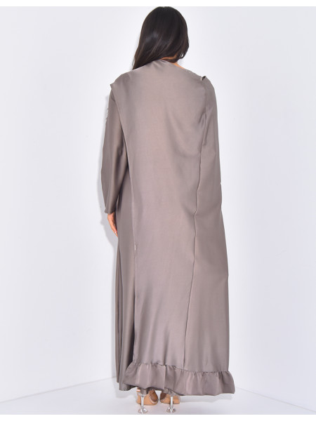 Set aus Satin-Kleid und asymmetrischem Volant-Umhang.