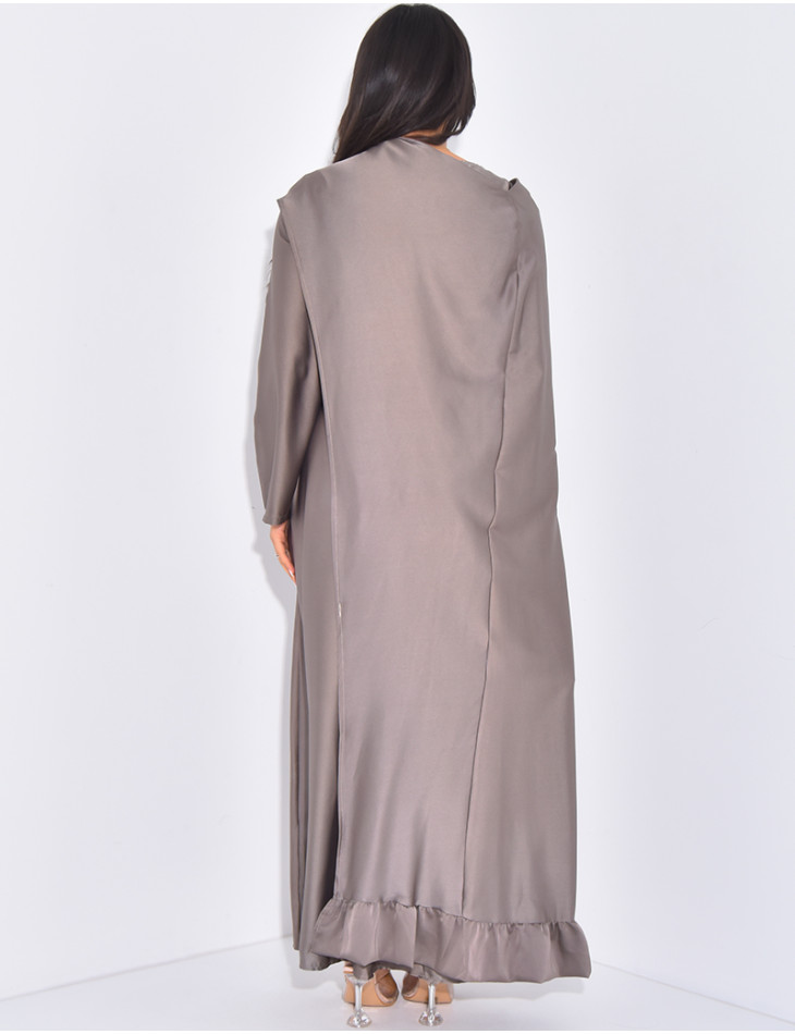 Set aus Satin-Kleid und asymmetrischem Volant-Umhang.