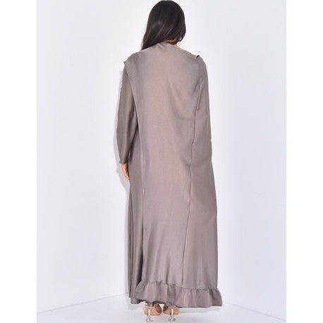 Set aus Satin-Kleid und asymmetrischem Volant-Umhang.