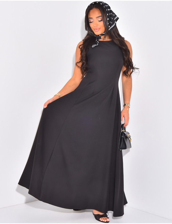 Very long dress, fitted at the waist and flared