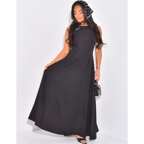 Very long dress, fitted at the waist and flared