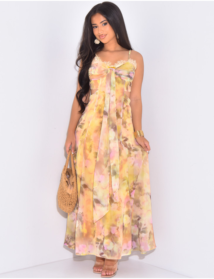 Langes Kleid aus Voile mit Blumenmuster, das an der Taille durchbrochen ist.