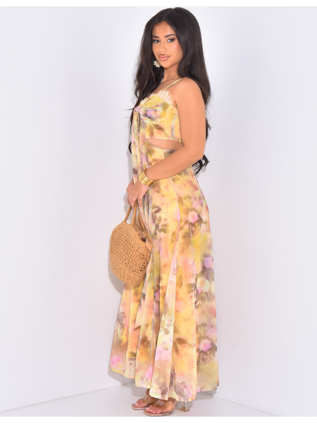 Langes Kleid aus Voile mit Blumenmuster, das an der Taille durchbrochen ist.