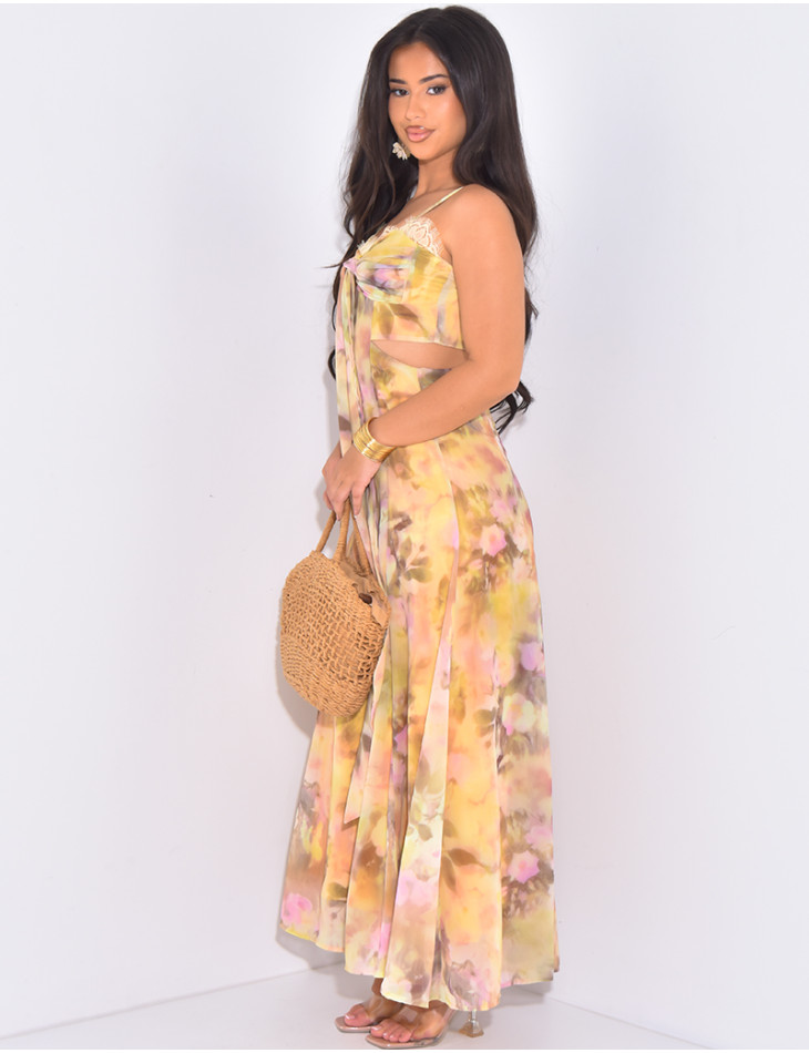Langes Kleid aus Voile mit Blumenmuster, das an der Taille durchbrochen ist.