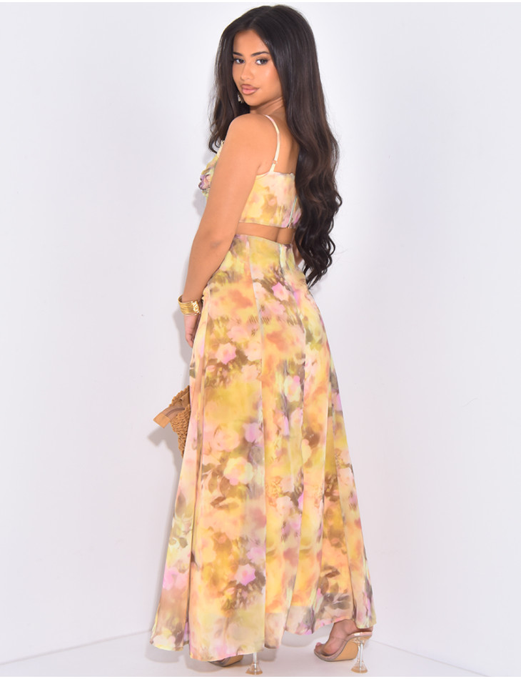 Langes Kleid aus Voile mit Blumenmuster, das an der Taille durchbrochen ist.