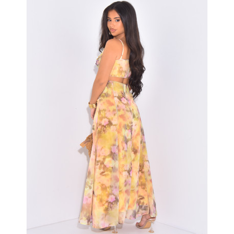 Langes Kleid aus Voile mit Blumenmuster, das an der Taille durchbrochen ist.