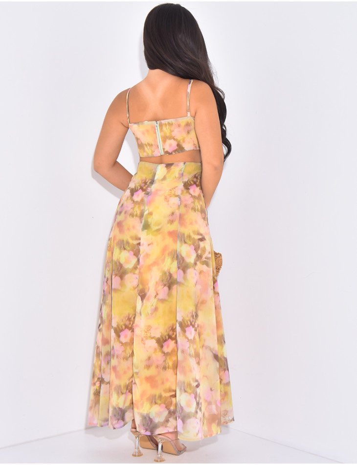 Langes Kleid aus Voile mit Blumenmuster, das an der Taille durchbrochen ist.