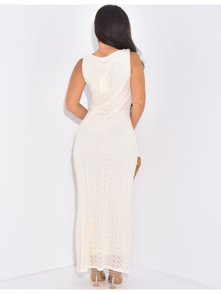 Langes, ärmelloses Kleid aus gefütterter Spitze.