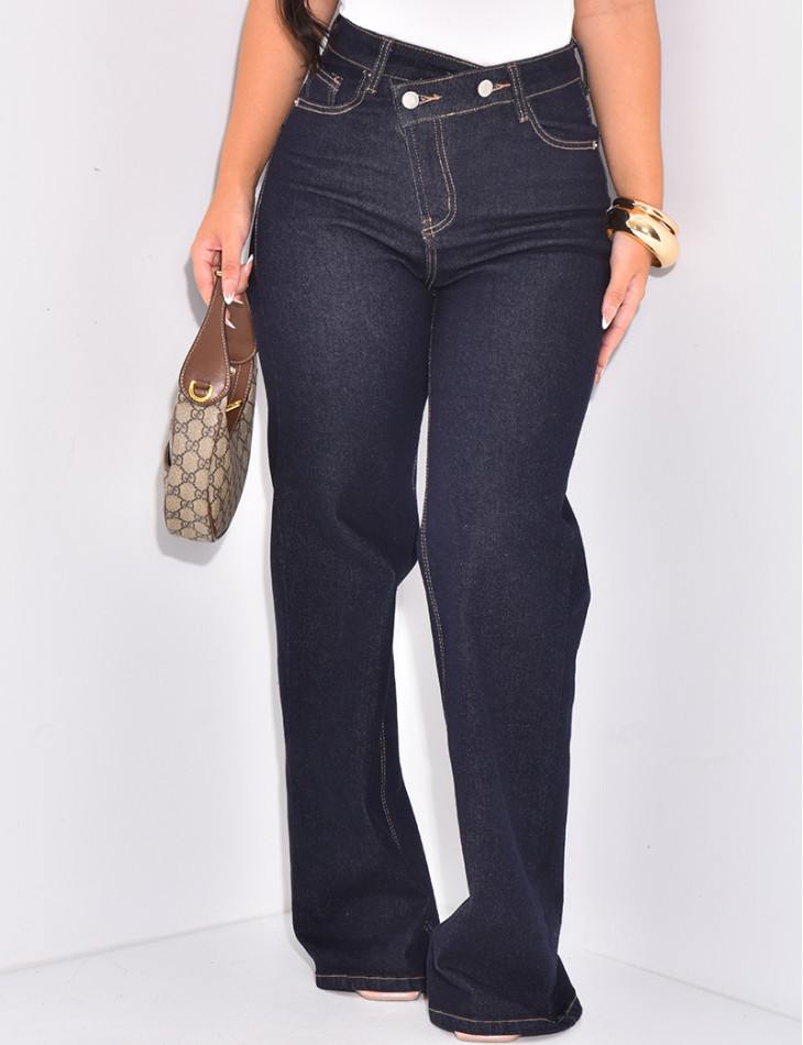 Jeans coupe droite brut à boutonnière asymétrique