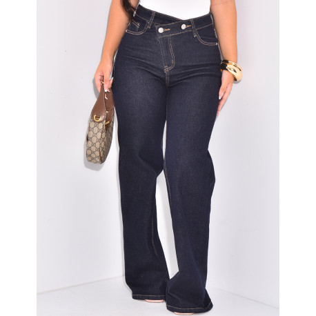 Jeans coupe droite brut à boutonnière asymétrique