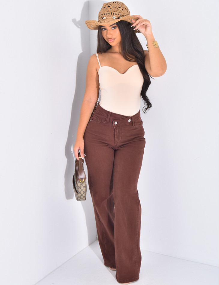 Jeans coupe droite marron à boutonnière asymétrique