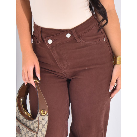 Brown straight-leg jeans with asymmetric buttonhole