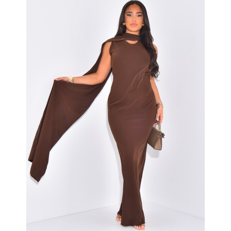 Long dress with veil at the collar
