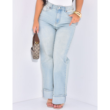 Straight-leg jeans with wide lapels