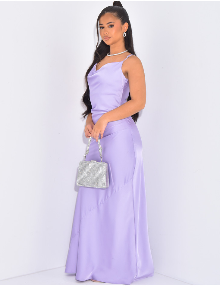 Langes Kleid aus Satin, das am Kragen drapiert ist.