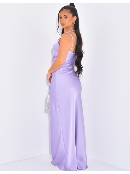 Langes Kleid aus Satin, das am Kragen drapiert ist.