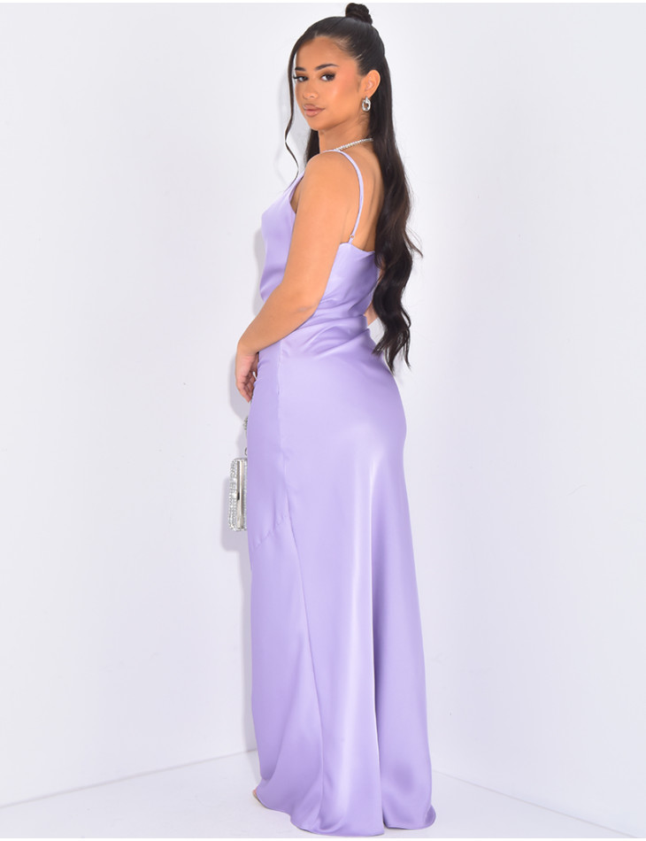 Langes Kleid aus Satin, das am Kragen drapiert ist.