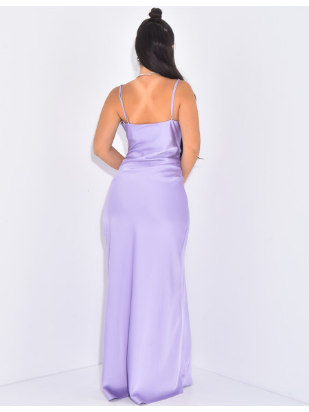 Langes Kleid aus Satin, das am Kragen drapiert ist.