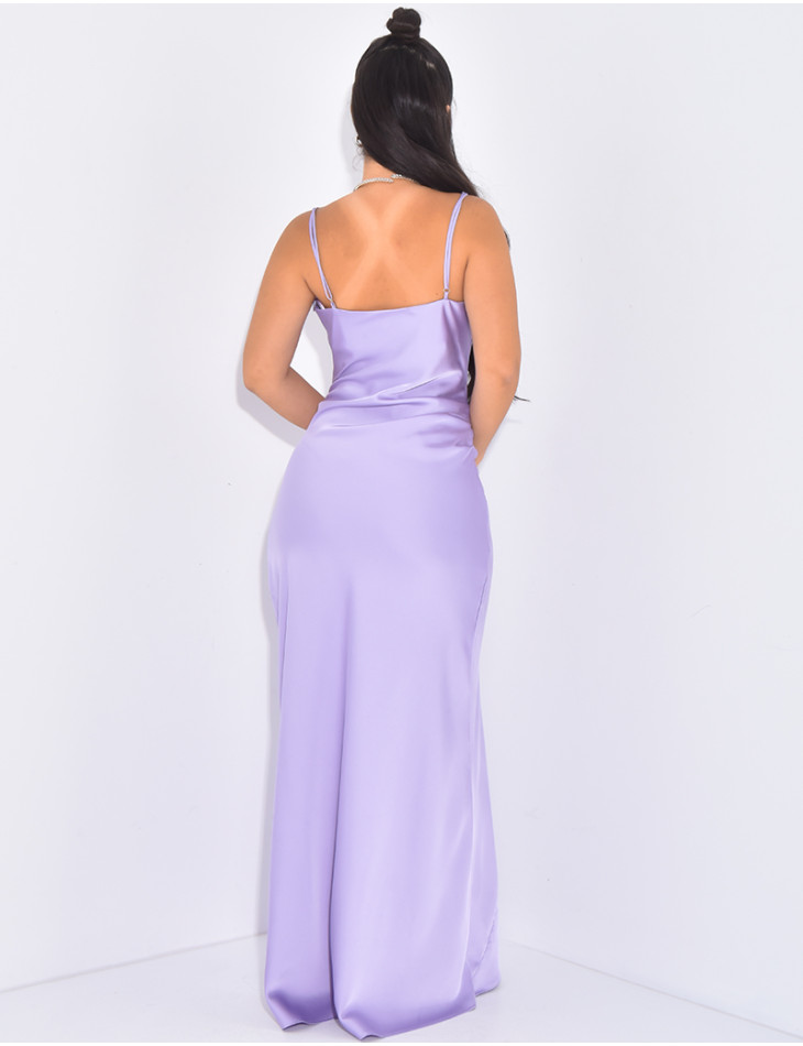 Langes Kleid aus Satin, das am Kragen drapiert ist.