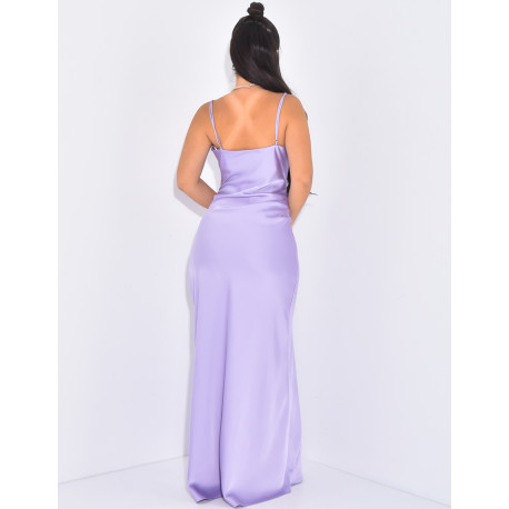 Langes Kleid aus Satin, das am Kragen drapiert ist.