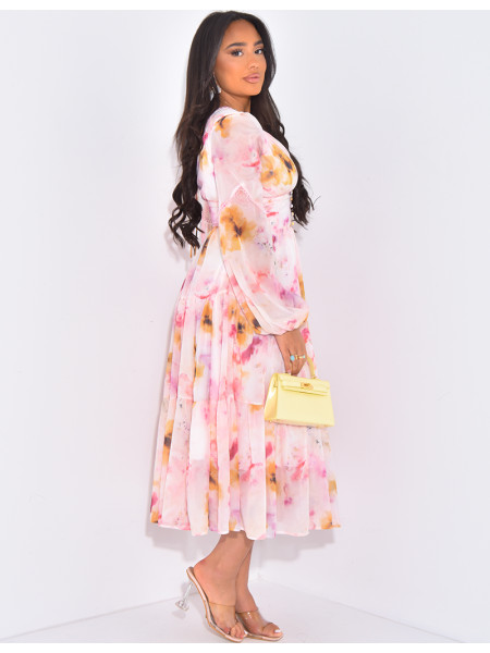 Kleid aus geblümtem Voile mit Stickereien