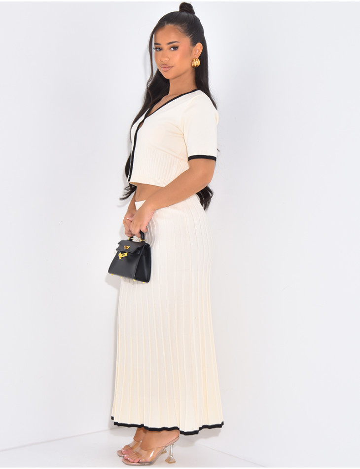 Set aus kurzer Weste und ausgestelltem, plissiertem Rock.