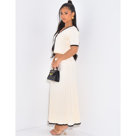 Set aus kurzer Weste und ausgestelltem, plissiertem Rock.