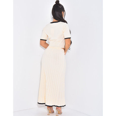 Set aus kurzer Weste und ausgestelltem, plissiertem Rock.