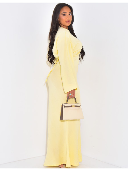 Robe en lin à nouer ornée de broches dorées