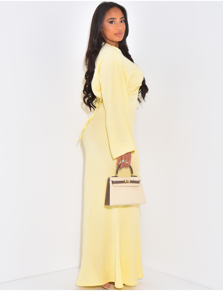 Robe en lin à nouer ornée de broches dorées