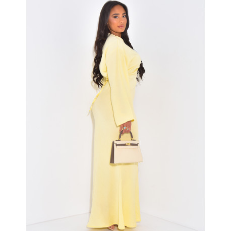Robe en lin à nouer ornée de broches dorées