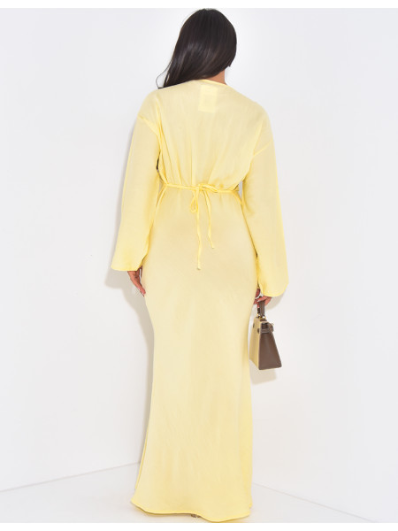 Robe en lin à nouer ornée de broches dorées