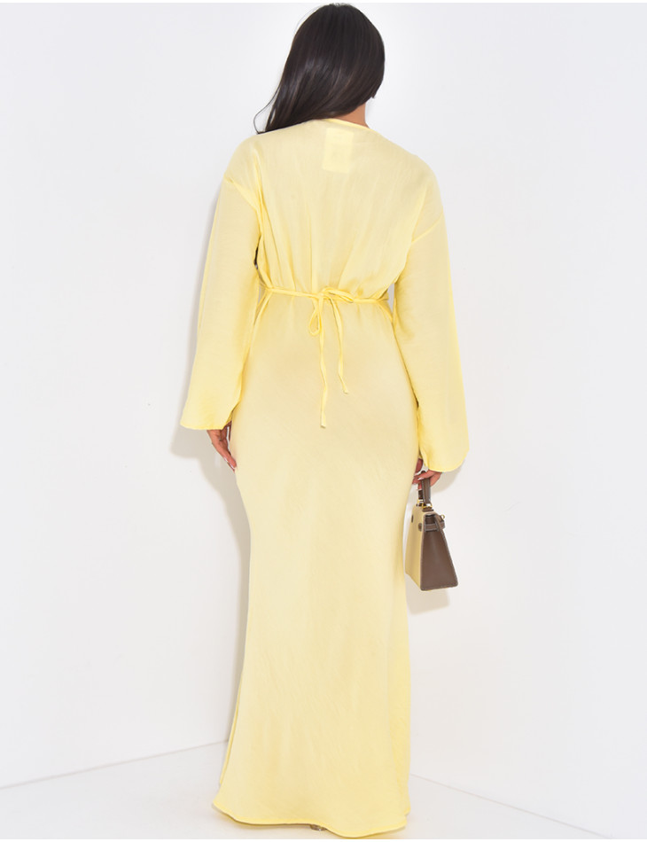 Robe en lin à nouer ornée de broches dorées