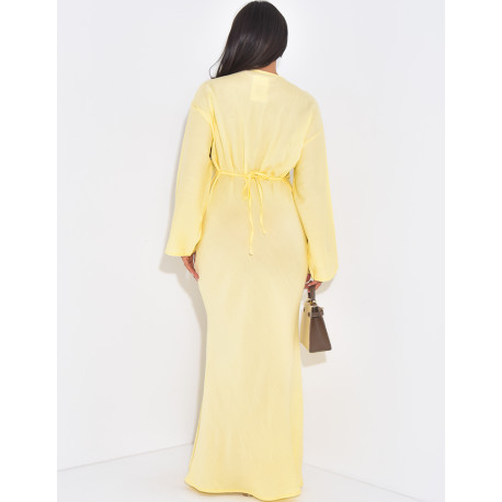 Robe en lin à nouer ornée de broches dorées