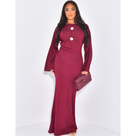 Leinenkleid zum Binden mit goldenen Broschen verziert.