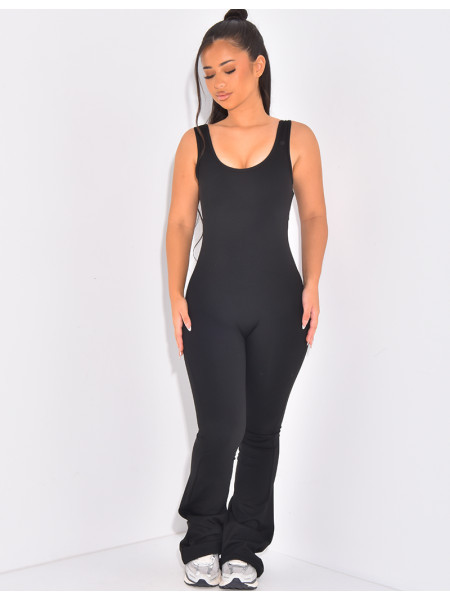 Eng anliegender, formender, ausgestellter Einteiler