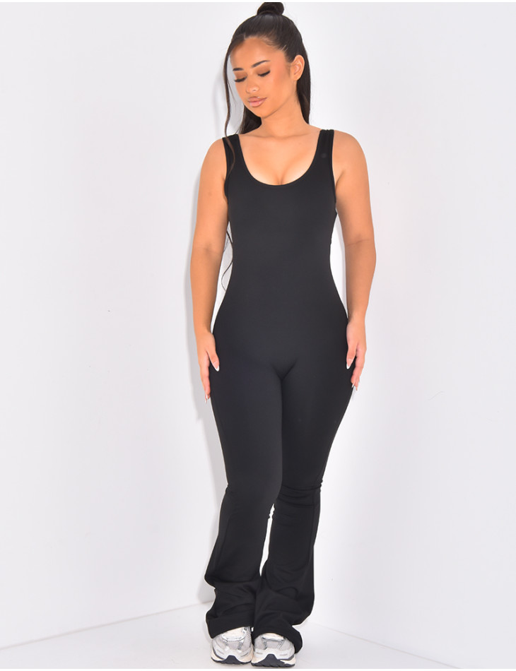 Eng anliegender, formender, ausgestellter Einteiler