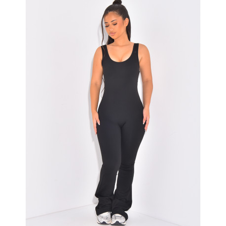 Eng anliegender, formender, ausgestellter Einteiler