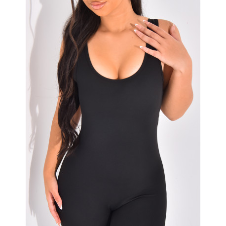 Eng anliegender, formender, ausgestellter Einteiler