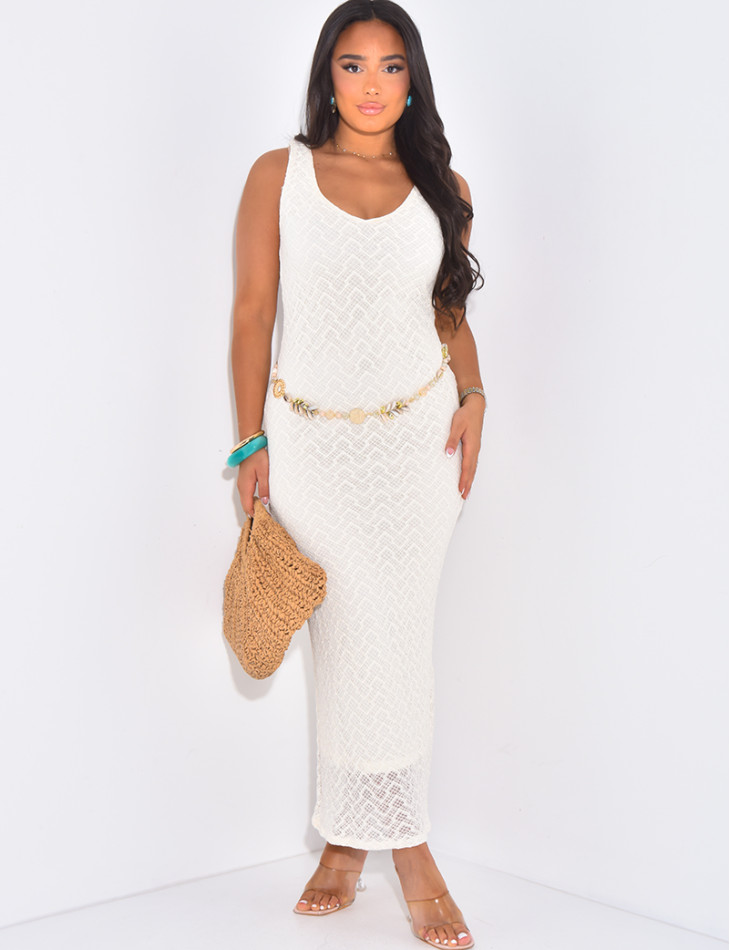 Langes, ärmelloses Kleid aus gefütterter Spitze.